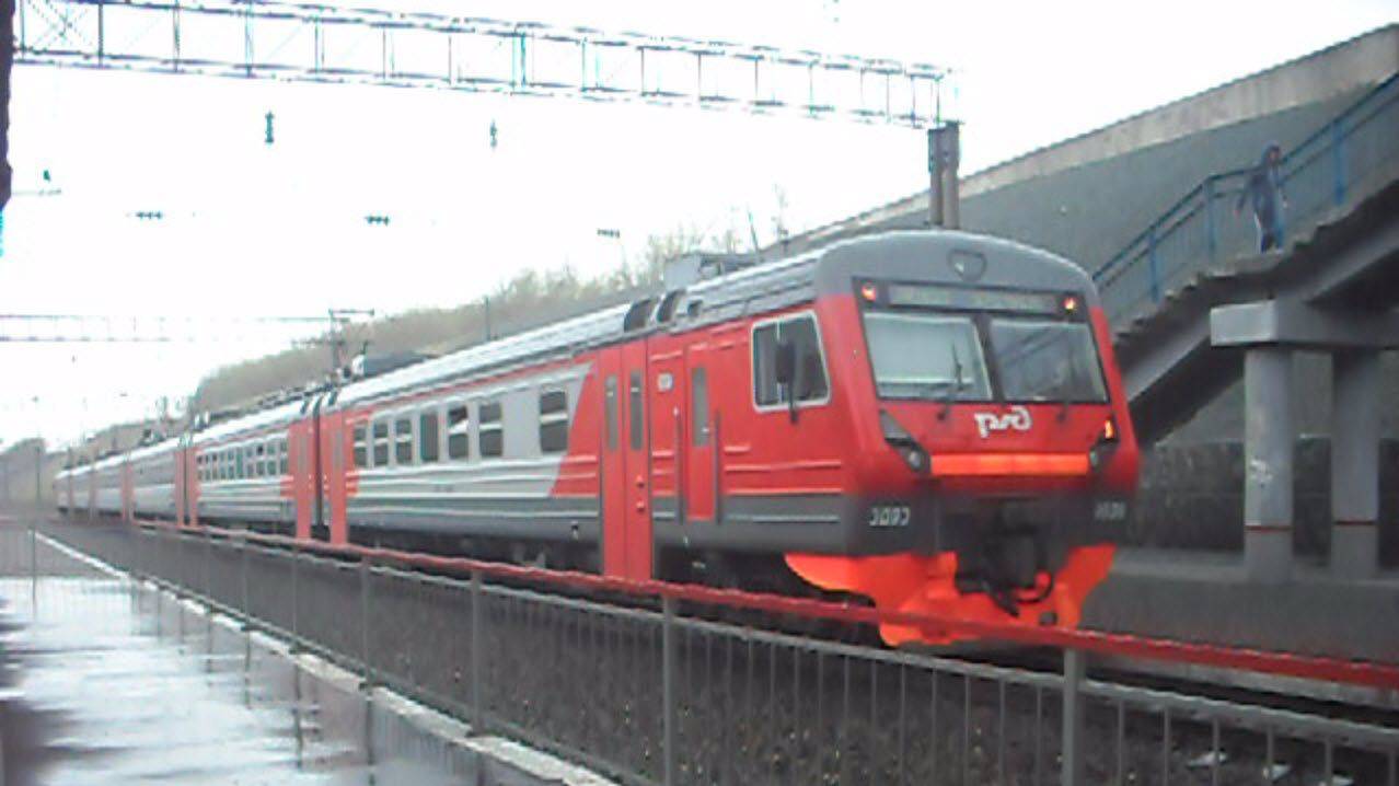 Электропоезд ЭД9Э-0036. Отправление в дождь.