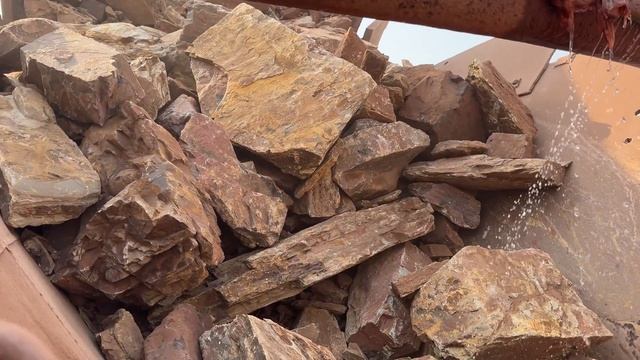 Строительство, дробление щебёнки