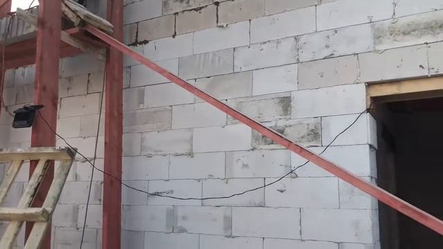 Строительство домов из пеноблоков. Подъем пеноблока на второй этаж. Приспособа своими руками.