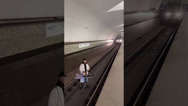 Диджей играет музыку в метро шок жесть случай в метро