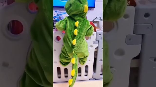 Детский костюм в виде динозаврика