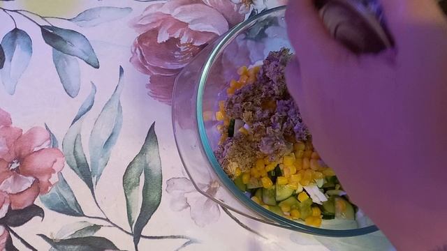 САЛАТ С ОГУРЦОМ И КУКУРУЗОЙ.