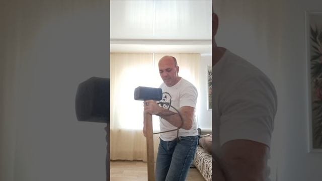 Наматывание стального прута на руку..с удержанием кувалды!