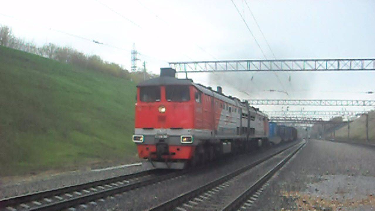 Тепловоз 2ТЭ10М-3577 с приветливой бригадой на подъёме. Звук 10Д100.