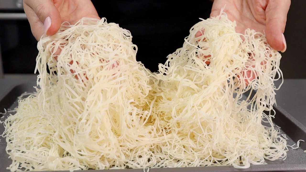 Готовлю дома сама за копейки ТЕСТО для Дубайского шоколада 🍫 КАТАИФИ (Кадаиф)