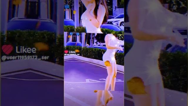 Девушка исполняет танец семьпевье.