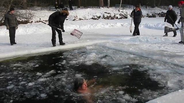 МУЖИК  РАЗГОНЯЕТ  ЛЁД  РУКАМИ)