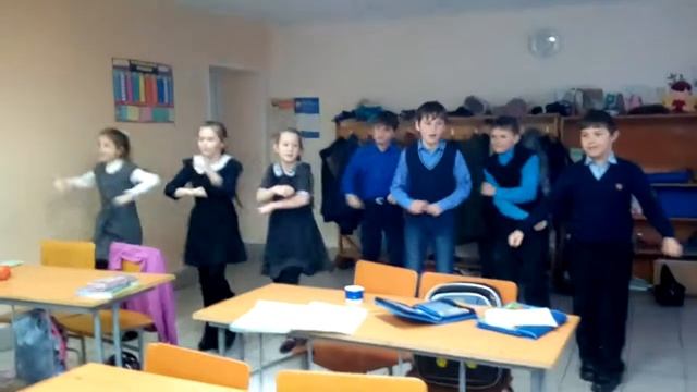 Класс танцует ( я нет :3 )