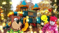 Настя Матвей и Полина играют на детской площадке