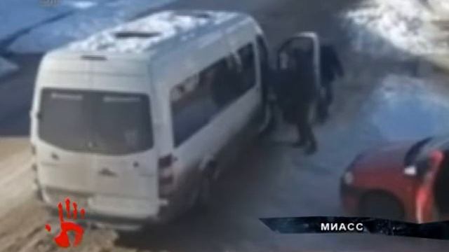 Маршрутчик и водитель легковушки подрались прямо на дороге