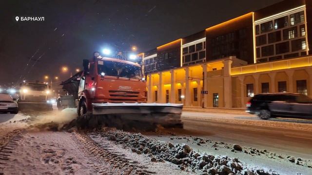 В Барнауле очищают дороги и тротуары после сильного снегопада