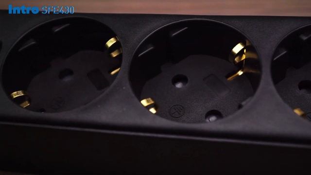 Сетевой фильтр Intro SFE430-B с базовой защитой с заземлением с выключателем 4 розетки 3м 10А черный