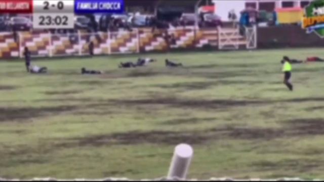 Футболист погиб от удара молнии прямо на поле во время матча