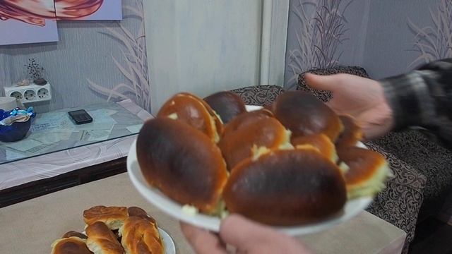 УТРО ДЕЛИМ КОНФЕТЫ БУЛОЧКИ С ТВОРОГОМ