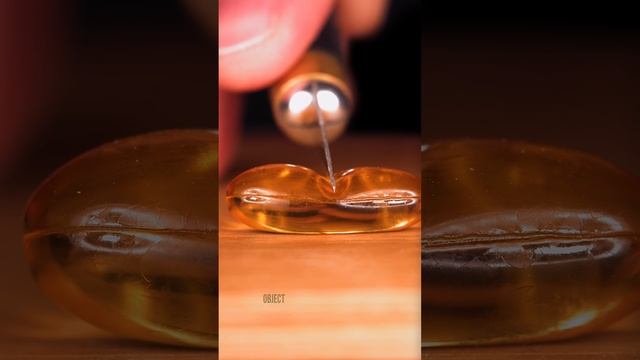 Разрезание капсулы крупным планом