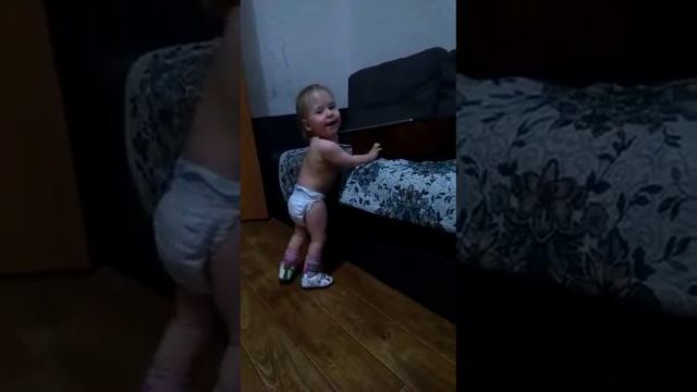 Первые шаги Лизы вдоль опоры