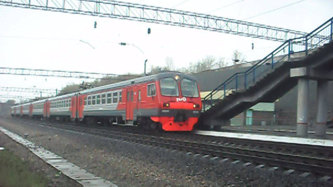 Электропоезд ЭД9М-0030 в дождь и грозу.