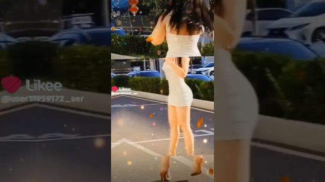 Девушка исполняет танец сумпьяно.