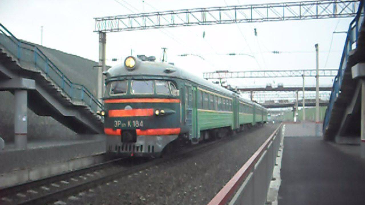 Служебный поезд ЭР9П-К-184 в дождь.