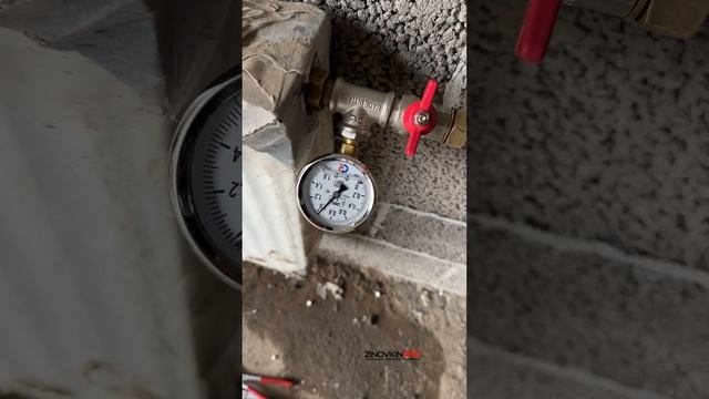 нашли протечку на центральном отоплении, фонтан из под фитинга