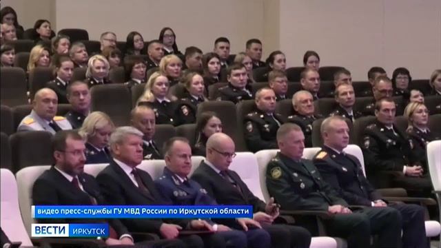 Государственные и ведомственные награды вручили полицейским из Иркутской области в день сотрудника о