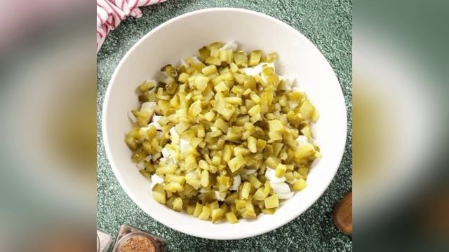 Салат 🥗 с тунцом🐟, огурцами🥒 и кукурузой🌽.mp4