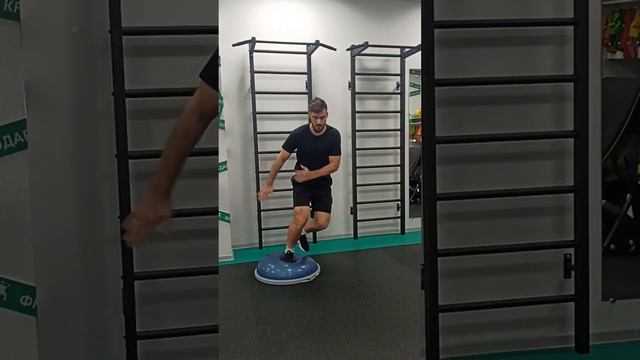 Боковые прыжки на БОСУ (частые, без паузы)