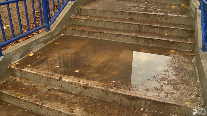 (Рыбинск-40) НОВАЯ ЛЕСТНИЦА УТОПАЕТ В ВОДЕ