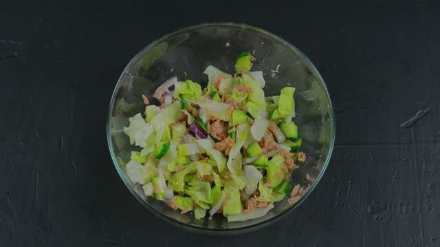 Салат с тунцом консервированным - вкусно и полезно.