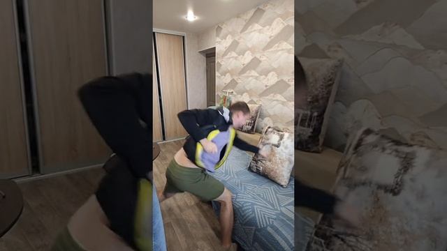 Бью подушку