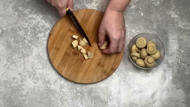 КАК ПРИГОТОВИТЬ САЛАТ С КУРИЦЕЙ И МАРИНОВАННЫМИ ШАМПИНЬОНАМИ? Вкусный, быстрый, простой, для будней