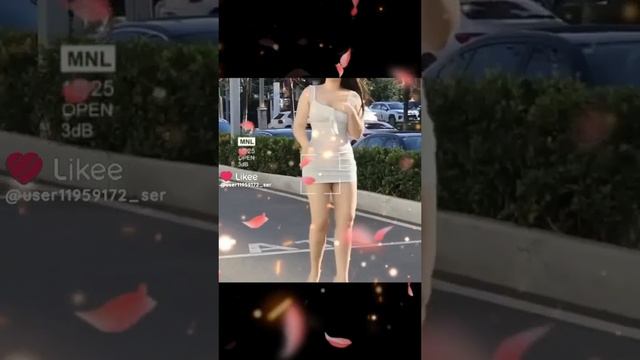 Девушка показывает танец певьяно.
