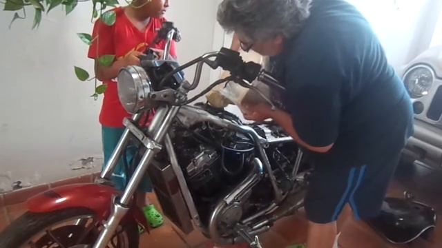 Intentando encender Honda Shadow VT 700 con los novatos 6/7 Mi Whatsapp +584244033117, +58424178689