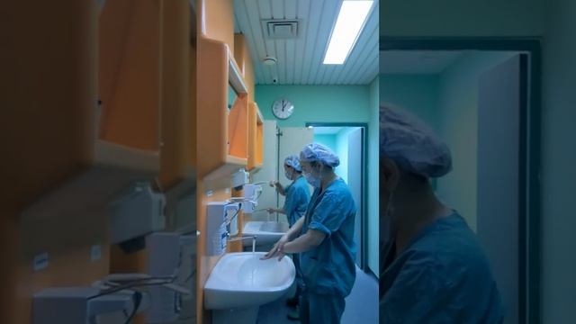 Хирургическая обработка рук перед проведением анестезии. #анестезиолог