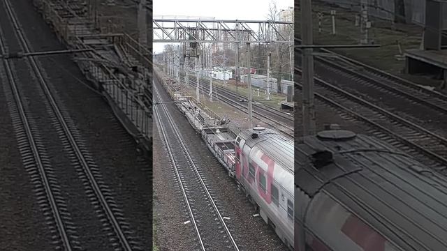 Электровоз ВЛ10У-885 (ТЧЭ-23) с хозяйственным (рельсовозным) поездом №84?? следует по 4-му гл. пути.