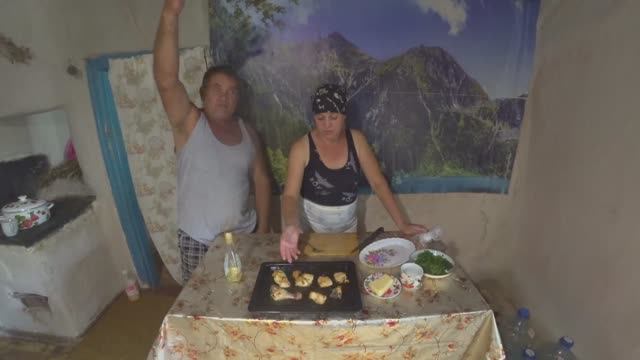 Готовлю салат из курицы и миндаля.