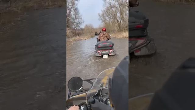 Весна брод квадроциклы BRP и Cfmoto