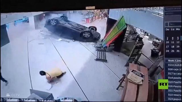 لحظات مروعة.. سيارة تسقط على مجموعة أشخاص من موقف سيارات علوي