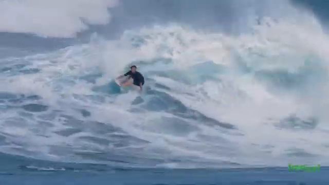 Junior Segment / Finn McGill, Defending Champ of the Sunset Pro Junior - Freesurf Magazine