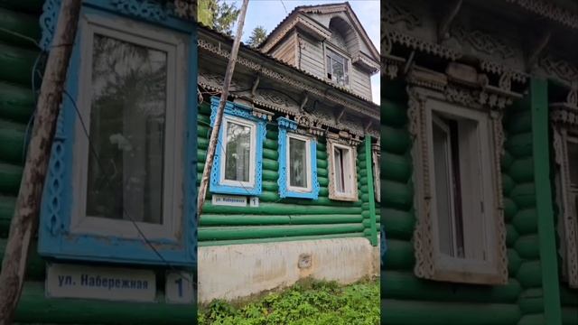 Старинный деревянный дом с красивыми резными наличниками
