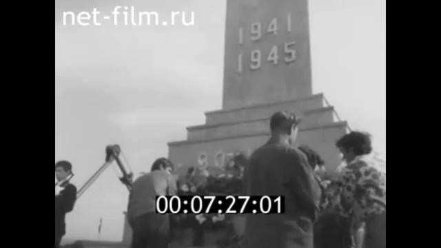 1975г. Саратов.  открытие обелиска Воинам- водителям