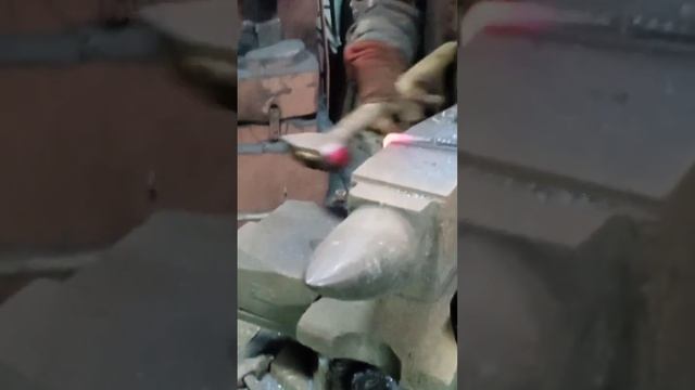 в кузне простой нож сталь х12мф травления в соляной раствор , дальше в хлорном железе,финиш