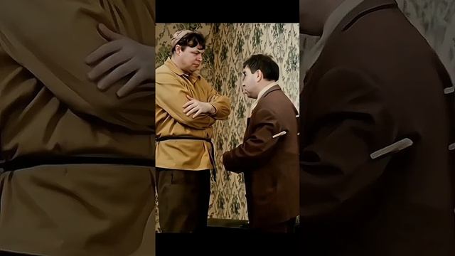 Сосед решил примерить костюм, чтобы его купить