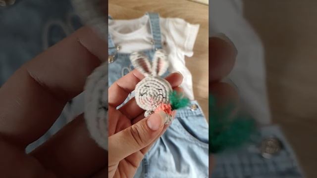 Брошь "Зайка с морковкой" #вязаныеигрушки #вязаныеукрашения #вязанаяброшь #амигуруми #вязаныйзайка