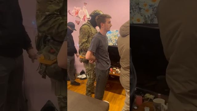 "РУКИ ЗА СПИНУ!"