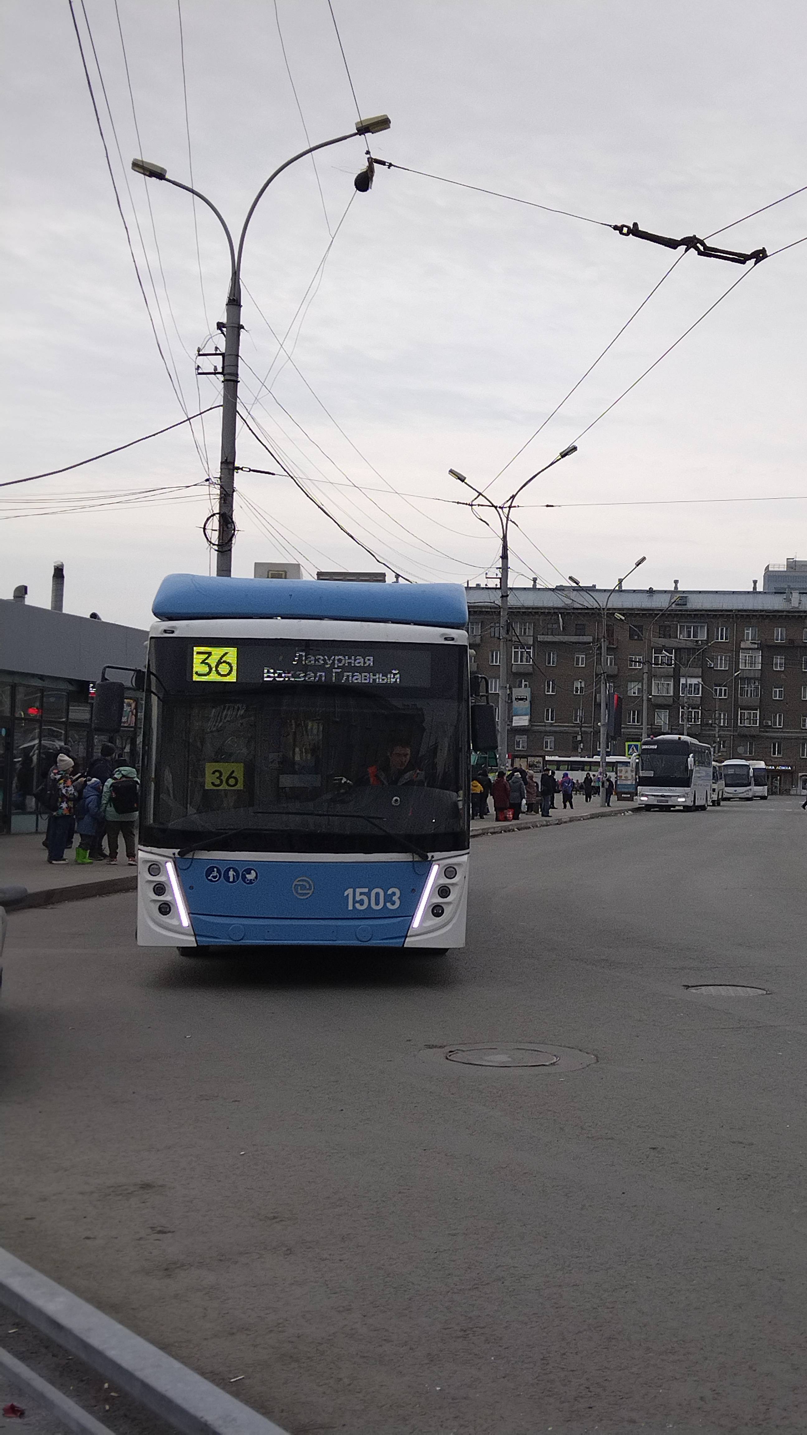 Троллейбус №36 уезжает с остановки вокзал Новосибирск-Главный