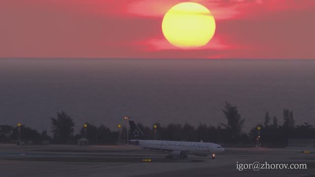 Эйрбас А330 Эйр Чайна в ливрее Star Alliance на закате в аэропорту Пхукета.