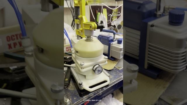 Укупорка баночки с медом с орехами при помощи укупорочного устройства УУ-5 с доводчиком