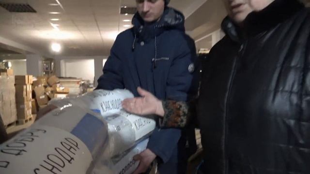 Склад. Выдача помощи беженцам