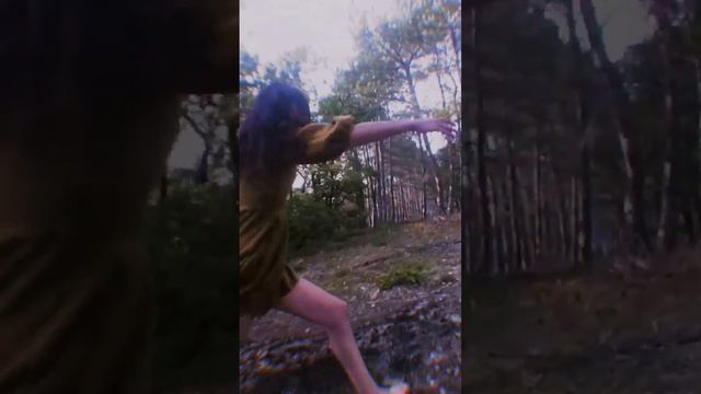 Фолктроника из Крыма / Эдi - Мох #shorts #фолк #folksong #лес #wood #fairytales #crimea #girl #run